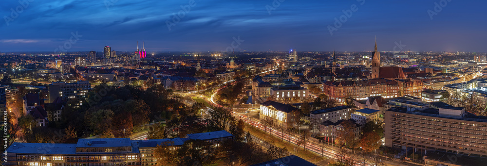 Hannover Skyline am Abend mit den Lichtern der Stadt