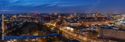 Hannover Skyline am Abend mit den Lichtern der Stadt