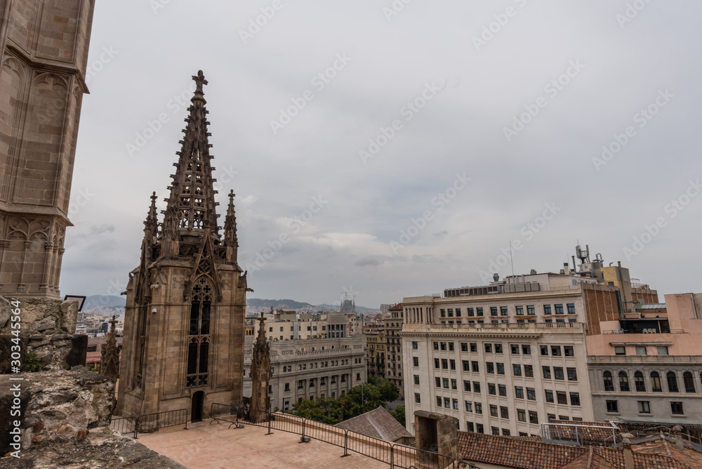 Φωτογραφία Scenic panoramic vista from the roof of the Barcelona Cathedral under the overca