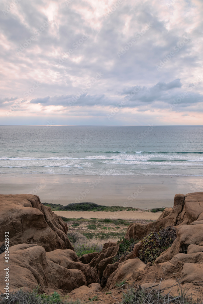 Φωτογραφία A view of the California coastline from the bluffs in Torrey Pines State Park, California at sunset