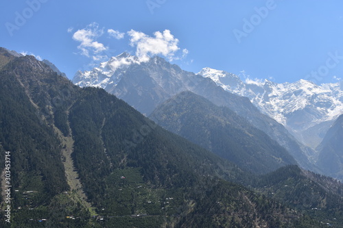 インドのヒマラヤ山岳地帯 キナウル谷のレコンピオ 美しい山と渓谷と街並み