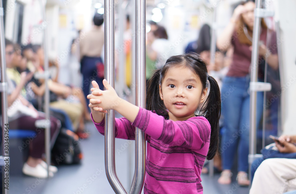 Φωτογραφία Asian child cute or kid girl smiling enjoy in bogey of sky train or electric tra