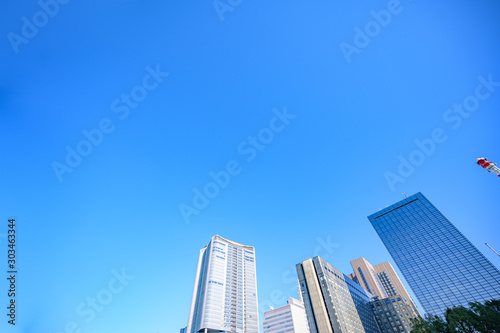 青空と都会的なビル群