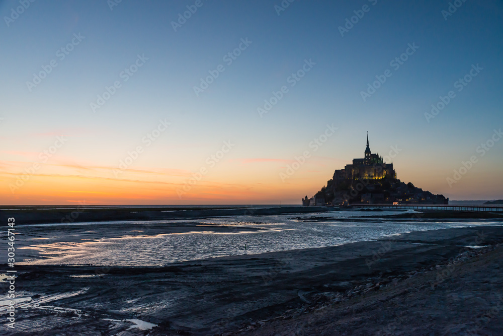 Obraz premium Mont Saint Michel at night