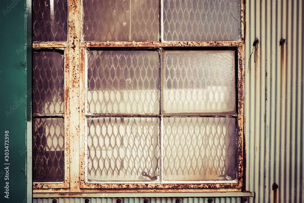 アンティークな倉庫の窓枠 横