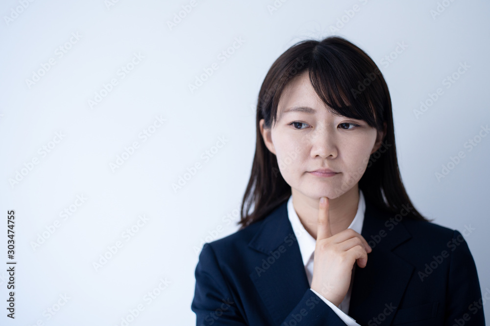 考えるビジネスウーマン 考えるビジネスウーマン