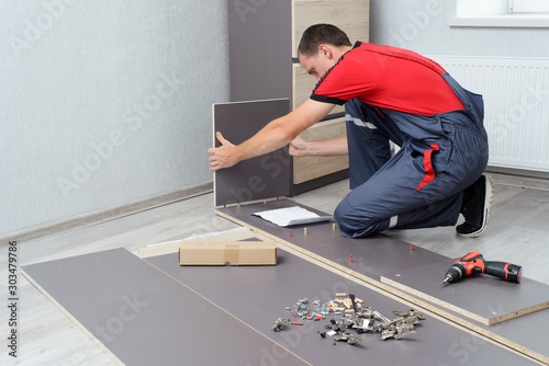 Assembling furniture from chipboard, using a cordless screwdriver