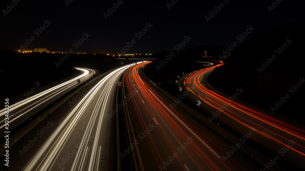 Lumières nocturnes dans le trafic routier de nuit