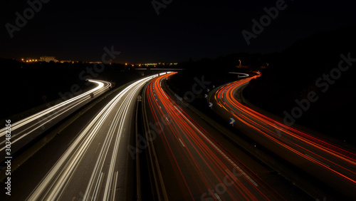 Lumières nocturnes dans le trafic routier de nuit