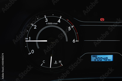 Rpm gauge, idle speed at 800 rpm and radiator temperature gauge,hand brake warning light,odometer.