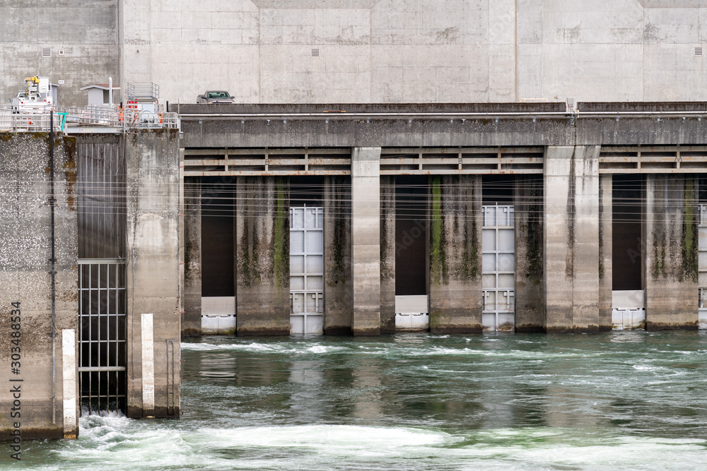 Φωτογραφία Floodgates of Powerhouse 2 at the Bonneville Lock and Dam, Washington, USA