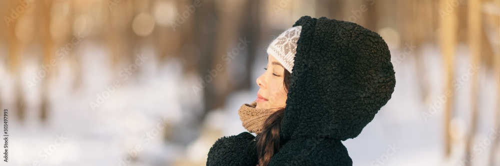 Φωτογραφία Winter happy woman relaxing breathing cold air outside young people lifestyle