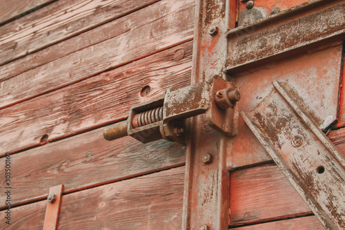 Una vieja y oxidada cerradura de la puerta de un antiguo vagón de tren.