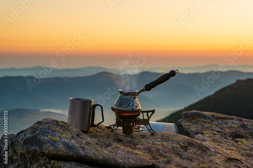 Turkse koffie koken hoog in de bergen