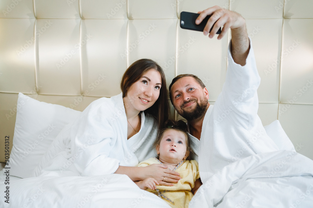 Obraz premium Family in bed.