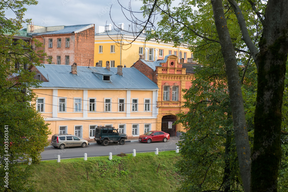 Naklejka premium NIZHNY NOVGOROD, RUSSIA - SEPTEMBER 28, 2019: View of Pozharsky street on residential and trading houses