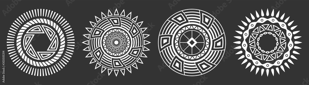 Zestaw czterech abstrakcyjnych okrągłych ozdób. Dekoracyjne wzory na białym na czarnym tle. Plemienne motywy etniczne. Stylizowane symbole słońca. Szablon tatuaż i wydruki Wektor monochromatyczne ilustracji. <span>plik: #303505314 | autor: Andrey</span>