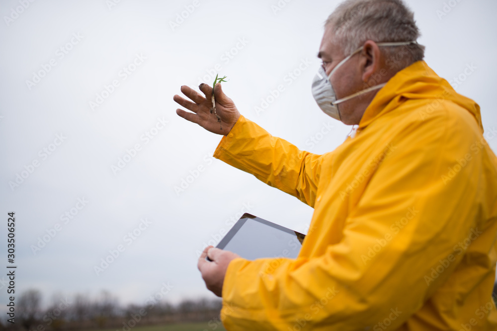 Fotografie Framer controls the work in the field over its tablet