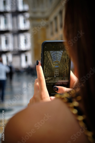 Foto scattata all'interno della Galleria Umberto I a Napoli. photo