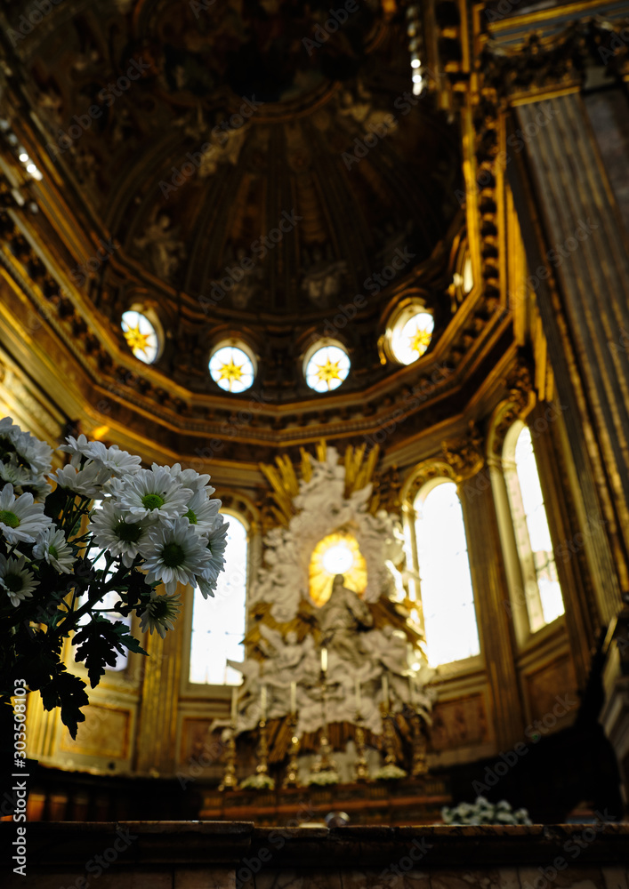 Obraz premium Foto scattata all'altare della Cattedrale di San Gennaro a Napoli.