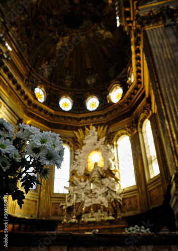 Foto scattata all altare della Cattedrale di San Gennaro a Napoli.