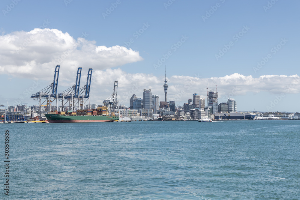 Hafen von Aucklandn mit dem Skytower auf der Nordinsel von Neuseeland