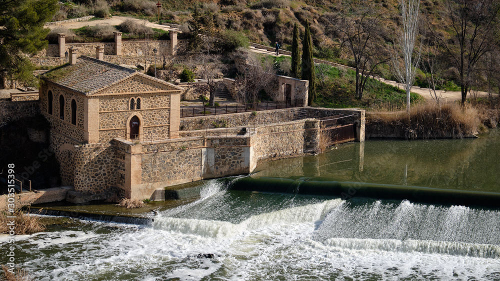 Vista su un antico mulino. Foto scattata sul ponte di San Martino a Toledo.