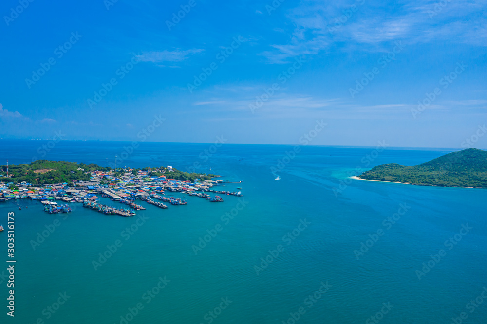 Obraz premium Panorama view of fishing village around the island in Sattahip city, Thailand.