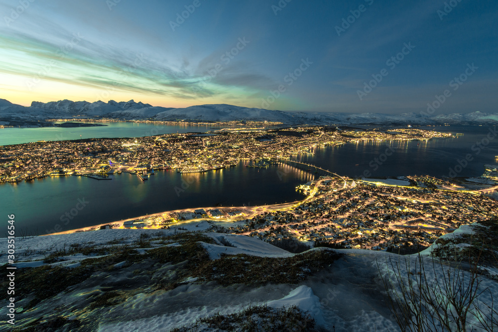 Ταπετσαρία looking down to Tromsoe City at sunset