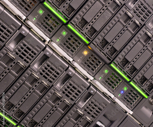 Blade Enclosure im Rechenzentrum - Bladecenter Netzwerk in einem Server-Rack  photo