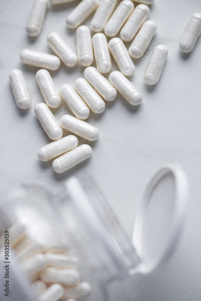 Φωτογραφία Heap Of Drugs with Glucosamine Sulphate capsules on marble background with copy