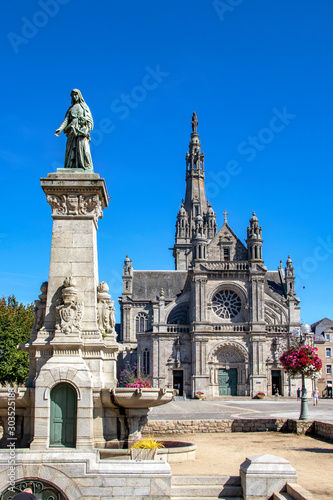 Sainte-Anne-d'Auray. Statue de Sainte-Anne,  fontaine et basilique Sainte-Anne . Morbihan. Bretagne