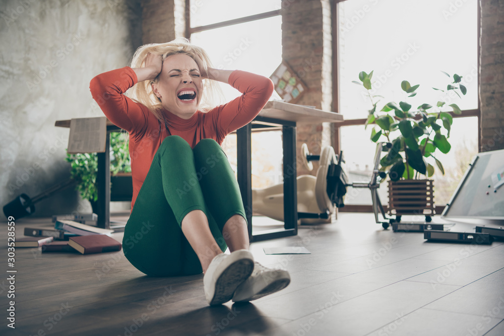 Φωτογραφία Full length photo of frustrated agent freelancer woman with bad negative mood ma