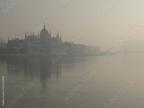 Canvas Print Silhouette of the neo-Gothic palace in the parliament of budapest on the danube river shrouded in fog