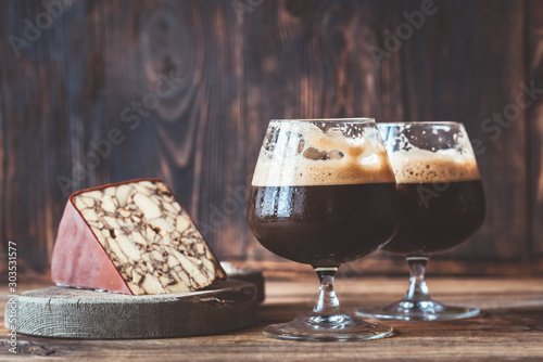 Schilderij op canvas Two glasses of dark beer with Irish Porter Cheddar