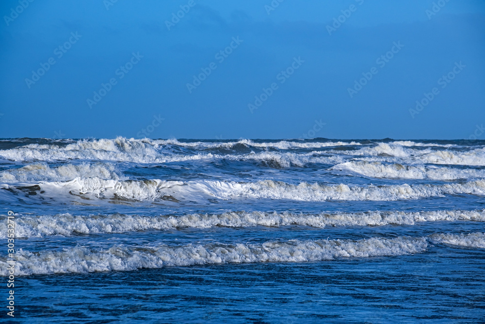 Φωτογραφία Stürmische Nordsee vor der Küste von Egmond aan Zee/Niederlande im Winter