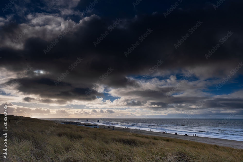 Dramatische Wolkenformation über der Nordsee vor der Küste von Egmond aan Zee/Niederlande im Winter