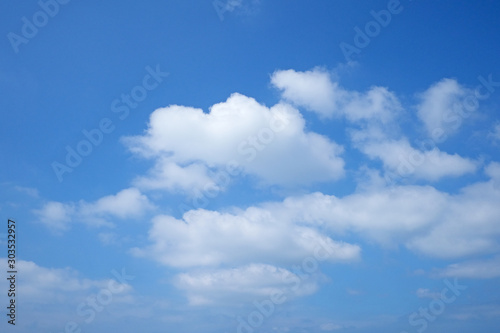 Fototapeta Naklejka Na Ścianę i Meble -  Blue sky and white fluffy tiny clouds background and pattern