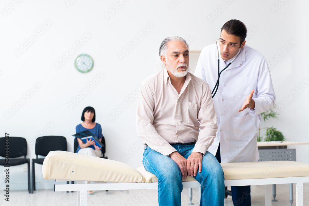 Obraz premium Old couple visiting young male doctor