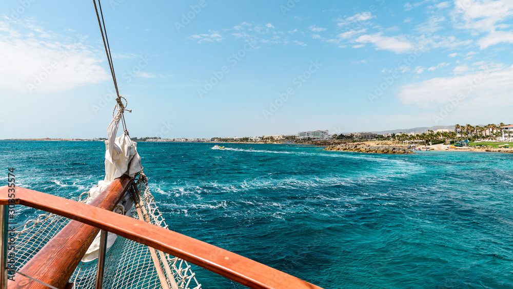 Αυτοκόλλητο The stern of a ship with the trail in the sea in the background