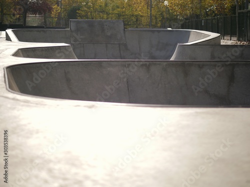 Fototapeta Naklejka Na Ścianę i Meble -  empty park skate on a sunny autumn day