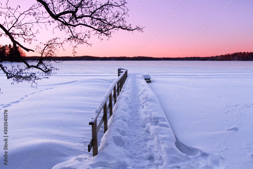Φωτογραφία Winter sunset over frozen and snowy lake in Kaarina, Finland.