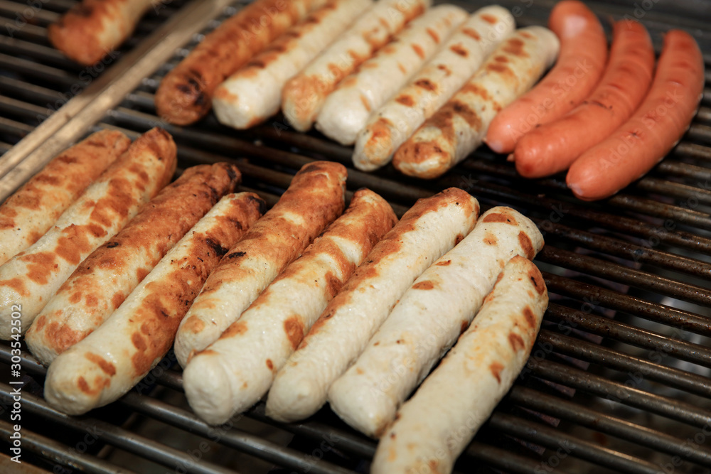 Bratwürste auf dem Grill Bratwürste auf dem Grill