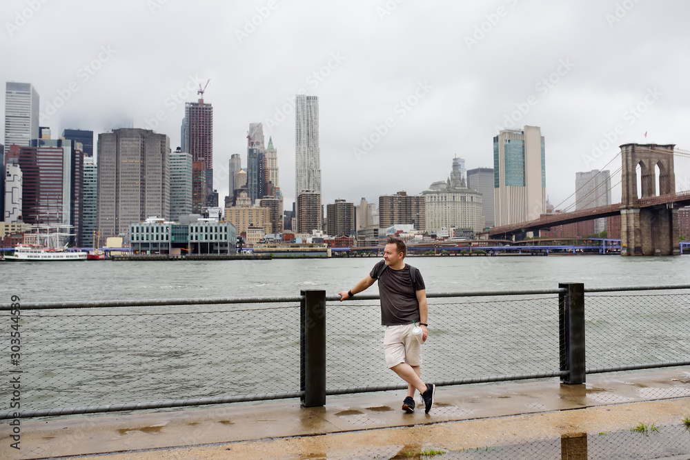 Φωτογραφία Middle age male tourist enjoy panoramic view with Manhattan skyscrapers in New Y