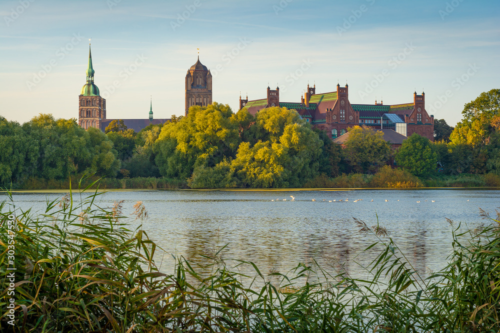 Naklejka premium Nikolaikirche Neuapostolonische Kirche und Grundschule Gerhart Hauptmann in Stralsund