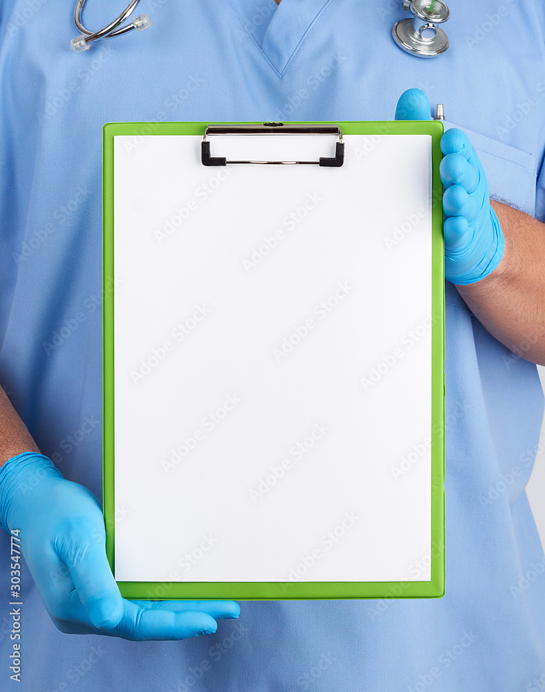 Φωτογραφία doctor in blue uniform and latex gloves holds a blue holder for sheets of paper