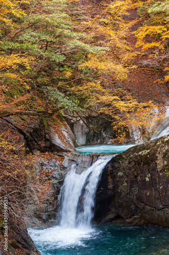紅葉の西沢渓谷竜神の滝 © Umibozze