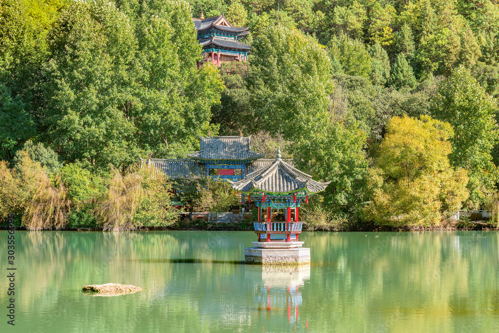 Φωτογραφία Autumn view of the Black Dragon Pool in the city park