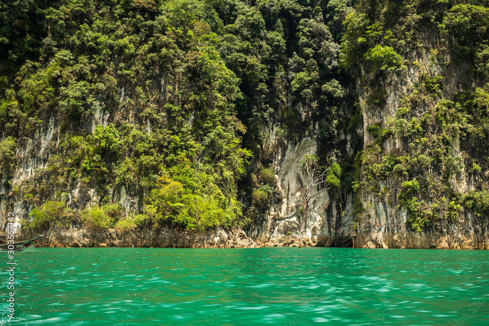 Naklejka premium Karst mountains of lake Cheo Lan in Thailand