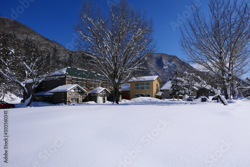 冬の晴れ間、雪の校庭。喰丸　昭和　福島　日本。１月下旬。 © 義美 前田